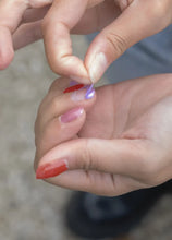 Cargar imagen en el visor de la galería, Esmalte de uñas al agua