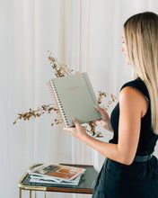 Cargar imagen en el visor de la galería, Agenda - 17 Meses - 24-25 - Semana Vista - Sage Green