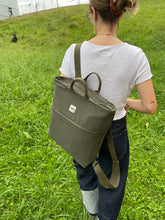 Cargar imagen en el visor de la galería, Mochila - Verde Lolo