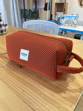 Cargar imagen en el visor de la galería, Estuche Lolo - Malla 3d - Teja