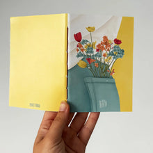 Cargar imagen en el visor de la galería, Libreta cosida- Bolsillo con flores