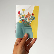 Cargar imagen en el visor de la galería, Libreta cosida- Bolsillo con flores