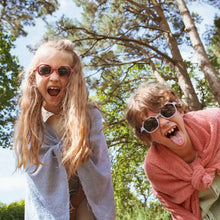 Cargar imagen en el visor de la galería, Gafas de sol kids - Eyzz Raspberry 4-7a