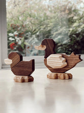 Cargar imagen en el visor de la galería, Pato magnético de madera - Fablewood