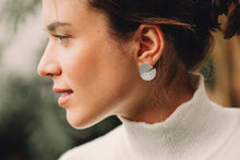 Cargar imagen en el visor de la galería, Vurma - Pendientes - Lunar