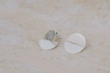 Cargar imagen en el visor de la galería, Vurma - Pendientes - Lunar