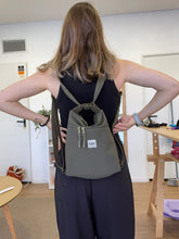 Kargatu irudia galeria-bistaragailuan, Bolso mochila - Lolo pelota - Kaki
