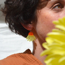 Cargar imagen en el visor de la galería, Pendientes - Margarita amarillo
