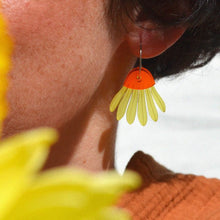 Cargar imagen en el visor de la galería, Pendientes - Margarita amarillo

