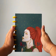 Cargar imagen en el visor de la galería, Libreta ilustrada - Reina Vida
