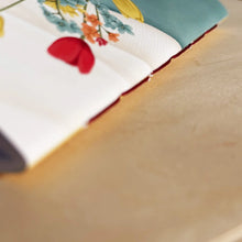 Cargar imagen en el visor de la galería, Libreta cosida- Bolsillo con flores
