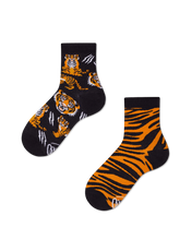Cargar imagen en el visor de la galería, Kids socks- Feet of the tiger

